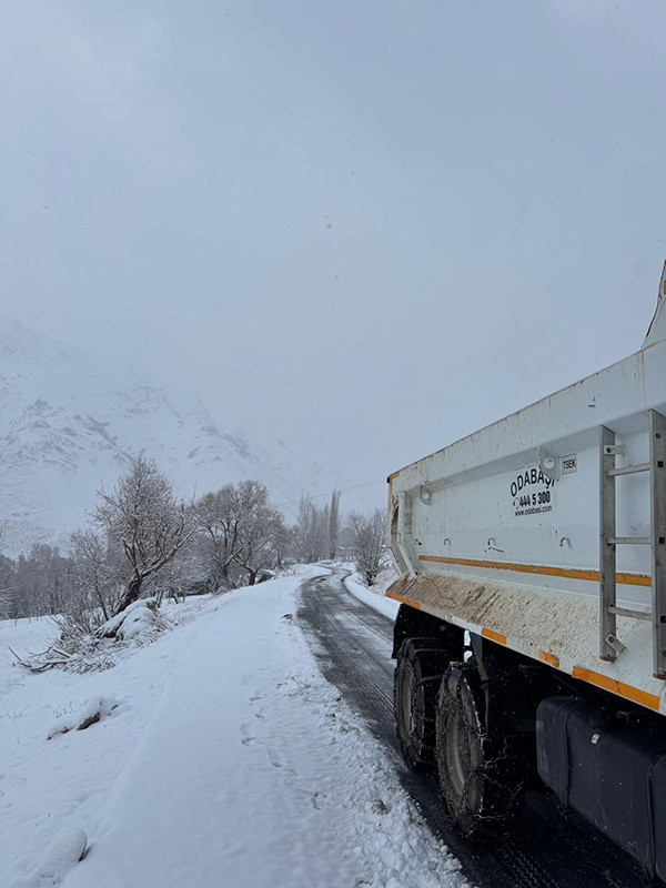Yoğun kar yağışı etkili oldu: Ekiplerin çalışması başladı | Hava sıcaklığı eksi 16 dereceyi gördü: Kar kalınlığı 1 metreyi aştı