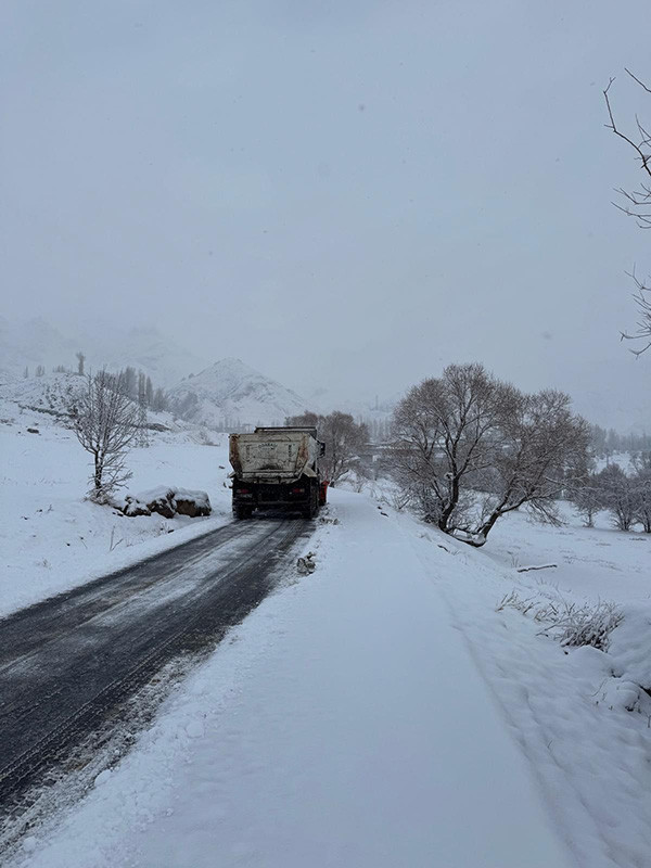 Yoğun kar yağışı etkili oldu: Ekiplerin çalışması başladı | Hava sıcaklığı eksi 16 dereceyi gördü: Kar kalınlığı 1 metreyi aştı