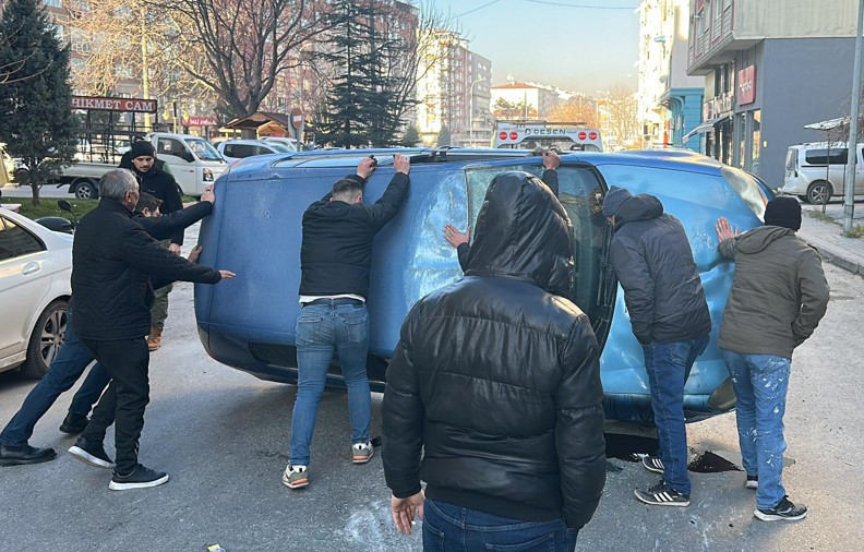 Park halindeki araçlara çarpan otomobil takla attı: 2 yaralı