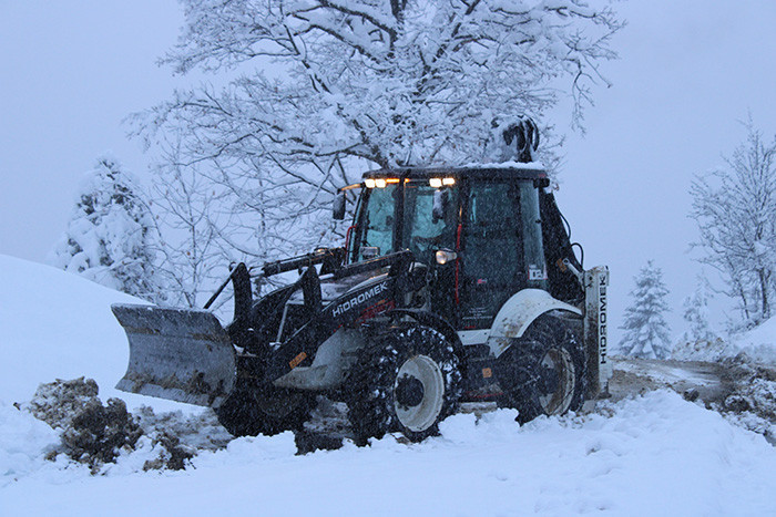 Yoğun kar yağışı etkili oldu: Ekiplerin çalışması başladı | Hava sıcaklığı eksi 16 dereceyi gördü: Kar kalınlığı 1 metreyi aştı