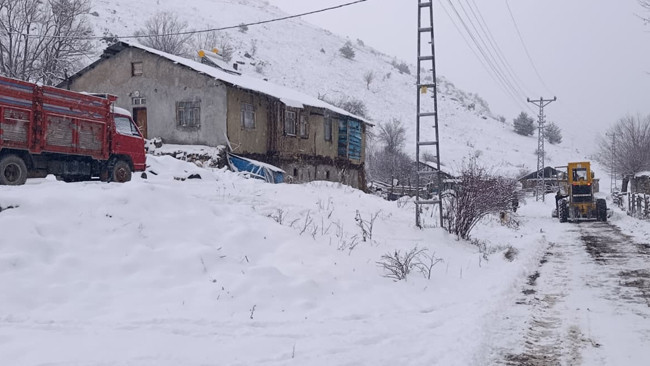 Yoğun kar yağışı etkili oldu: Ekiplerin çalışması başladı | Hava sıcaklığı eksi 16 dereceyi gördü: Kar kalınlığı 1 metreyi aştı