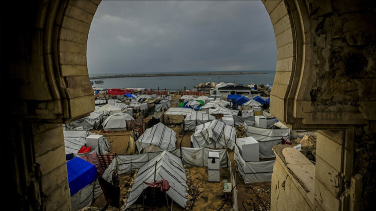 Gazze'de soğuktan ölümler başladı: Binlerce aile geçici barınaklarını kaybetti