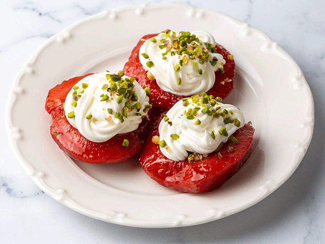 Kıpkırmızı rengiyle leziz ayva tatlısı