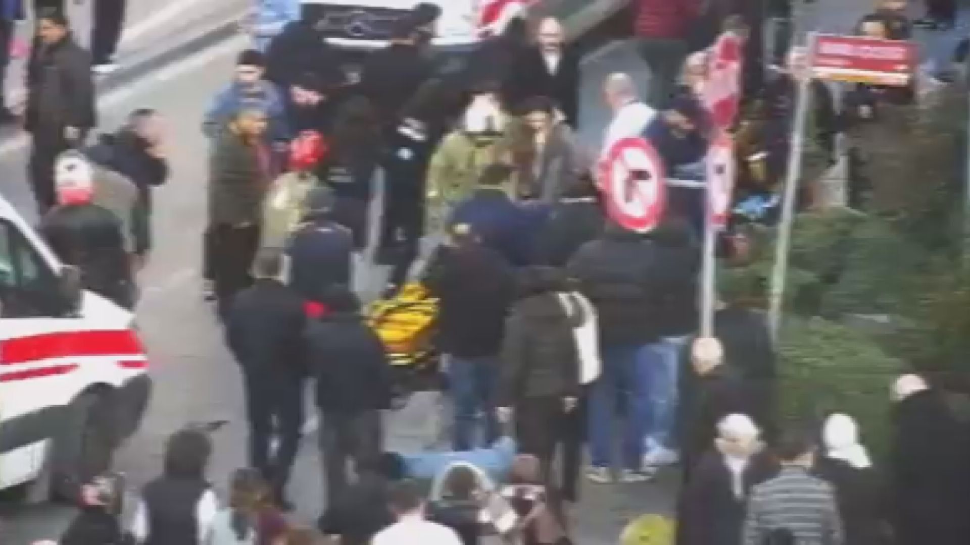 Şişli'de otomobil yayalara çarptı; 5 yaralı