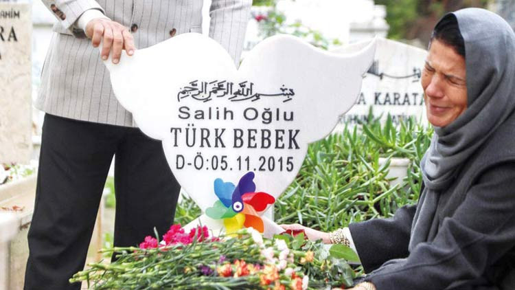 10 yıl sonra gelen tazminat, mezar taşına sarılarak ağladılar