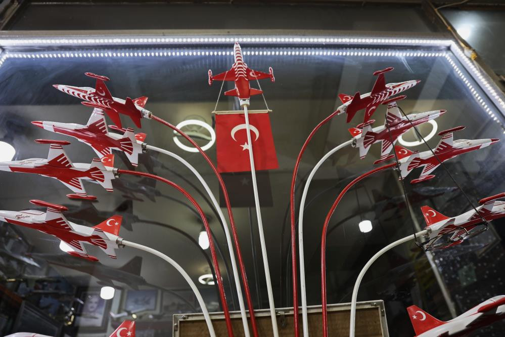 Hayaliyle yaşıyor En büyük arzum ama bu bana nasip olmadı Hayaliyle yaşıyor En büyük arzum ama bu bana nasip olmadı