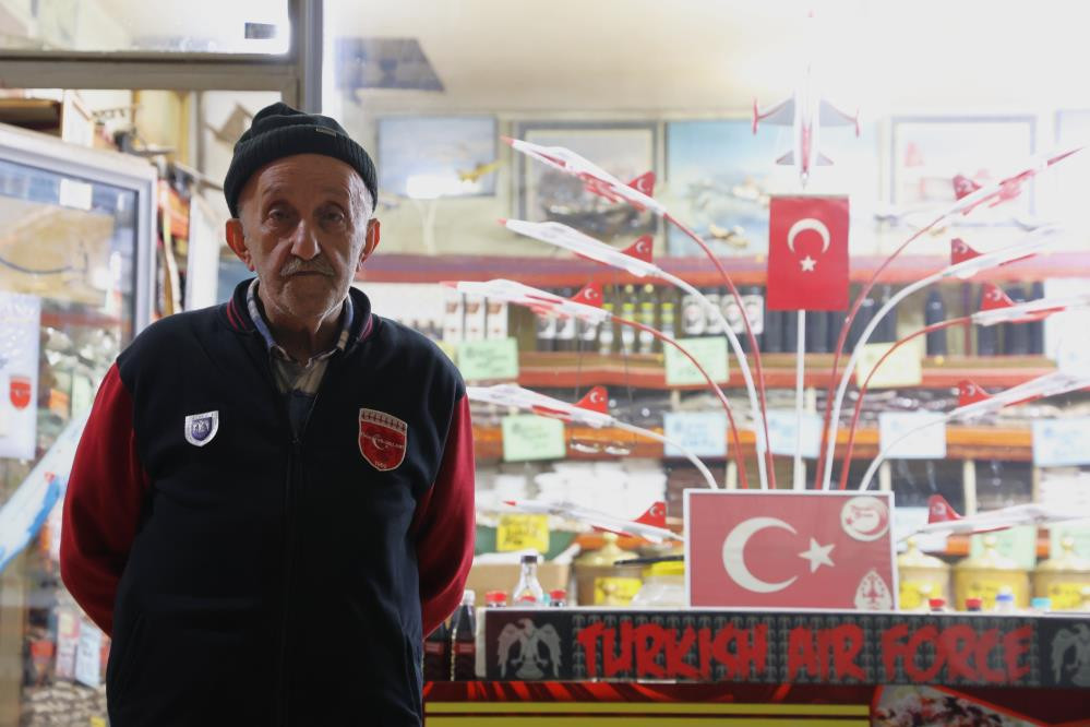 Hayaliyle yaşıyor En büyük arzum ama bu bana nasip olmadı Hayaliyle yaşıyor En büyük arzum ama bu bana nasip olmadı