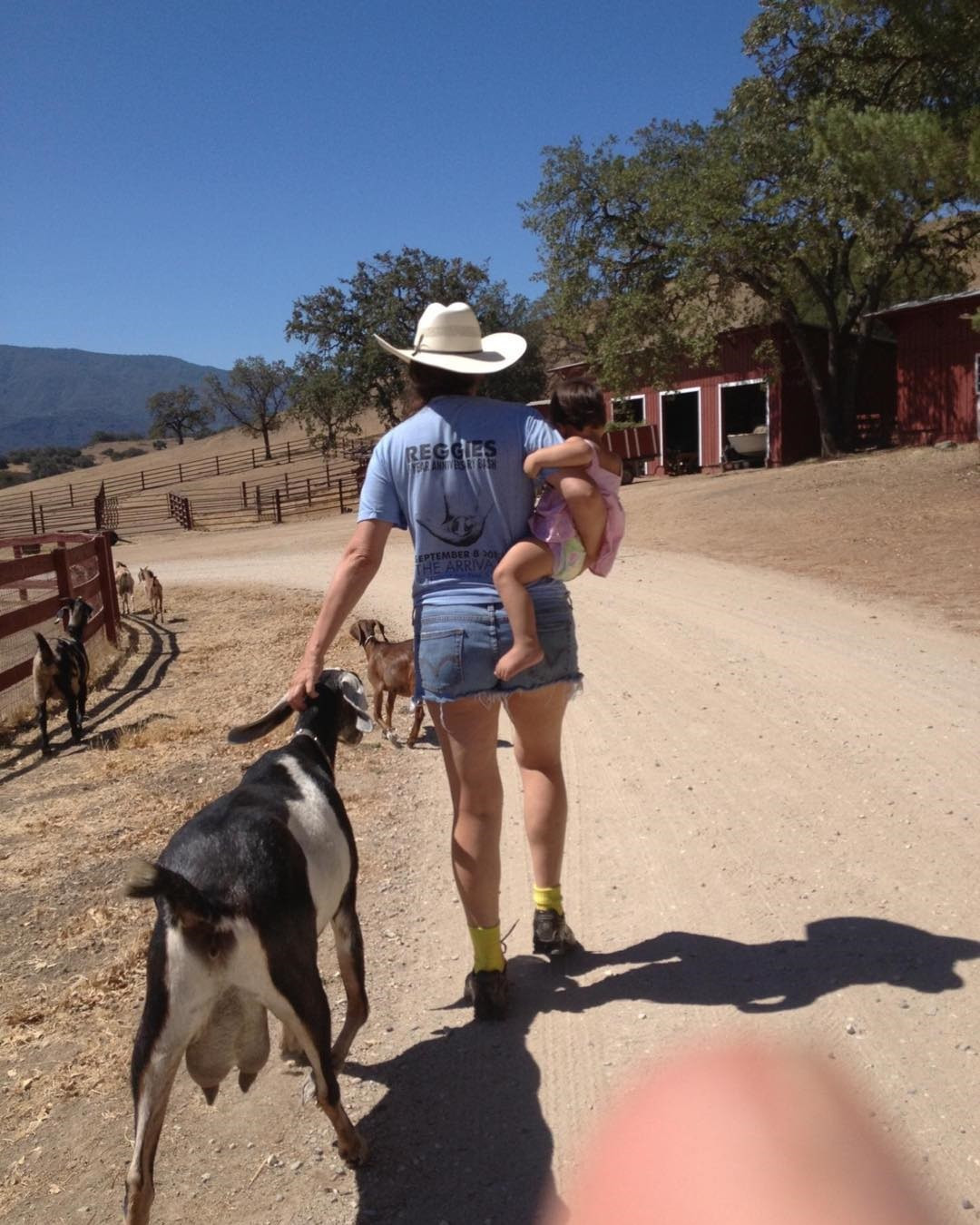 ‘Kırmızılı kadın’ meşhur elbisesini çıkarıp çiftliğe yerleşti… Bir yanında torunu bir yanında keçileri, mutlu mesut yaşıyor