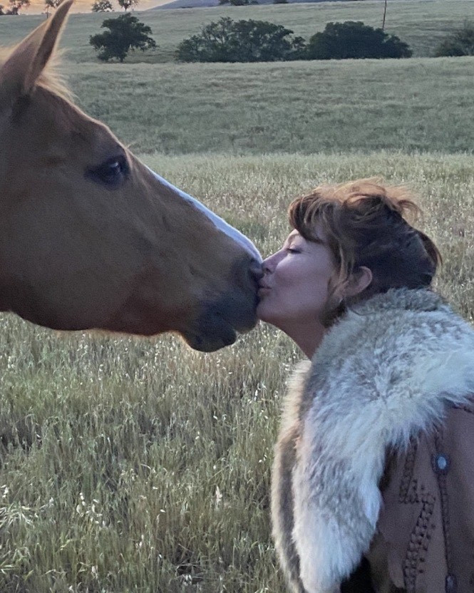 ‘Kırmızılı kadın’ meşhur elbisesini çıkarıp çiftliğe yerleşti… Bir yanında torunu bir yanında keçileri, mutlu mesut yaşıyor