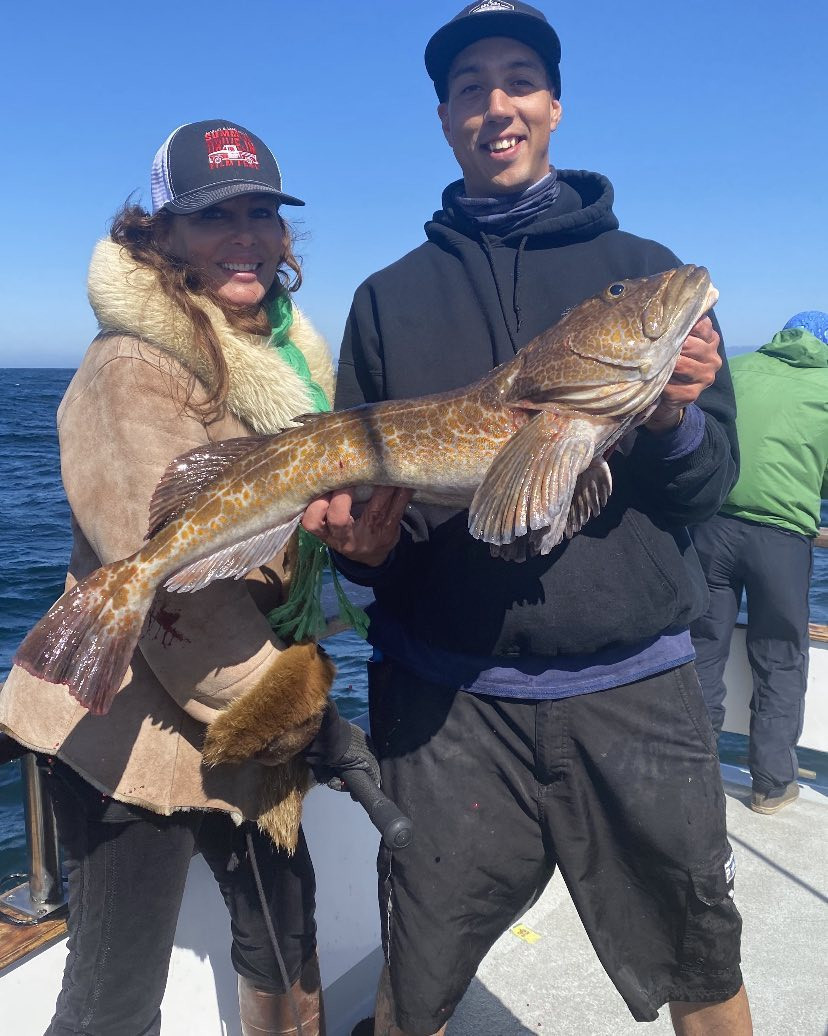 ‘Kırmızılı kadın’ meşhur elbisesini çıkarıp çiftliğe yerleşti… Bir yanında torunu bir yanında keçileri, mutlu mesut yaşıyor
