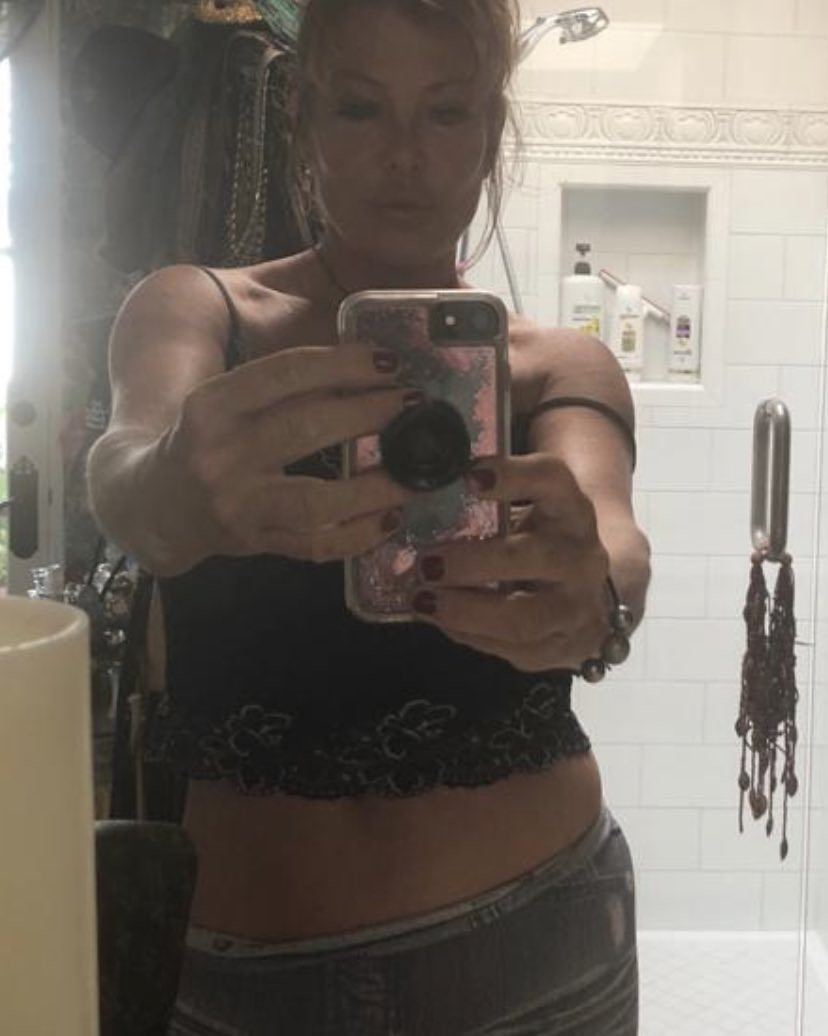 ‘Kırmızılı kadın’ meşhur elbisesini çıkarıp çiftliğe yerleşti… Bir yanında torunu bir yanında keçileri, mutlu mesut yaşıyor