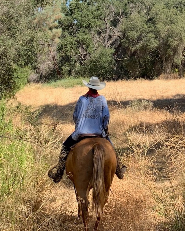 ‘Kırmızılı kadın’ meşhur elbisesini çıkarıp çiftliğe yerleşti… Bir yanında torunu bir yanında keçileri, mutlu mesut yaşıyor