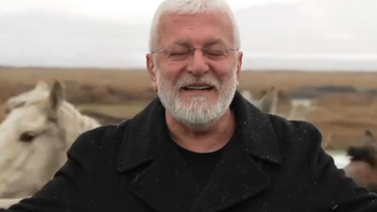 Sanatçı Onur Akın'a klip çekiminde at çarptı