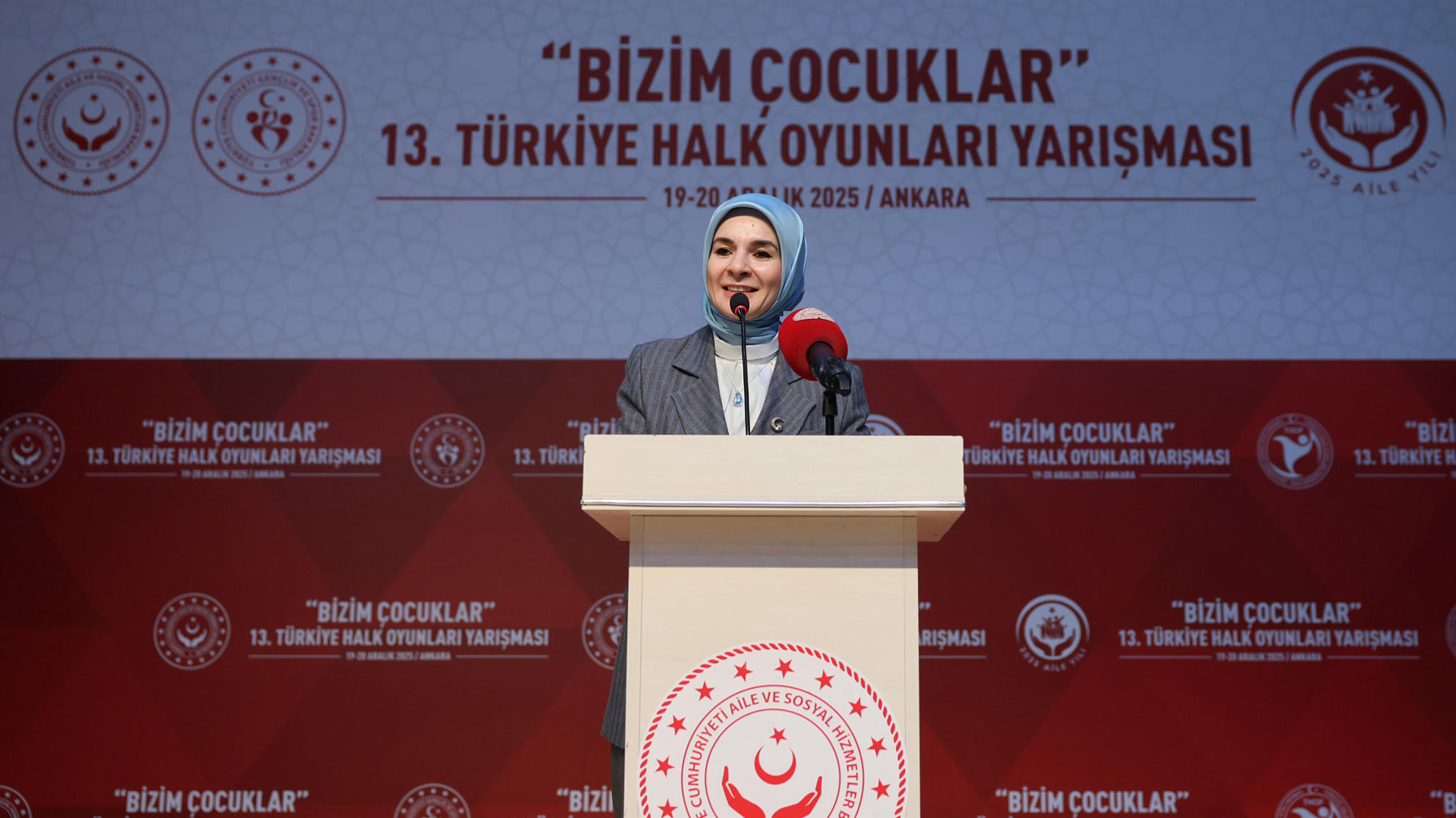 Bakan Göktaş, 'Bizim Çocuklar 13'üncü Türkiye Halk Oyunları Yarışması'nın açılış törenine katıldı
