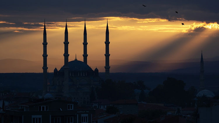 ÜÇ AYLAR (RECEP AYI) TARİHİ VE DİYANET TAKVİMİ 2O25 || 3 aylar ne zaman başlıyor, bugün mü Recep ayının ilk gecesi ne zaman, ayın kaçına denk geliyor Bu sene ikinci kez başlıyor