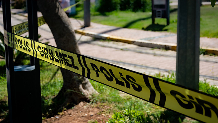 İki genç park halindeki araçta ölü bulundu