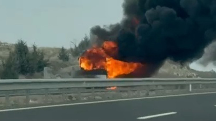 Seyir halindeki otobüs alev alev yandı