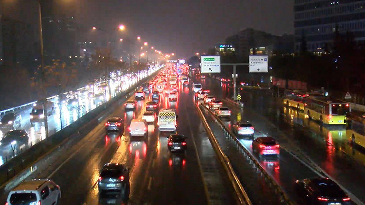 İstanbul haftaya yağmurla başladı, trafik kilit!