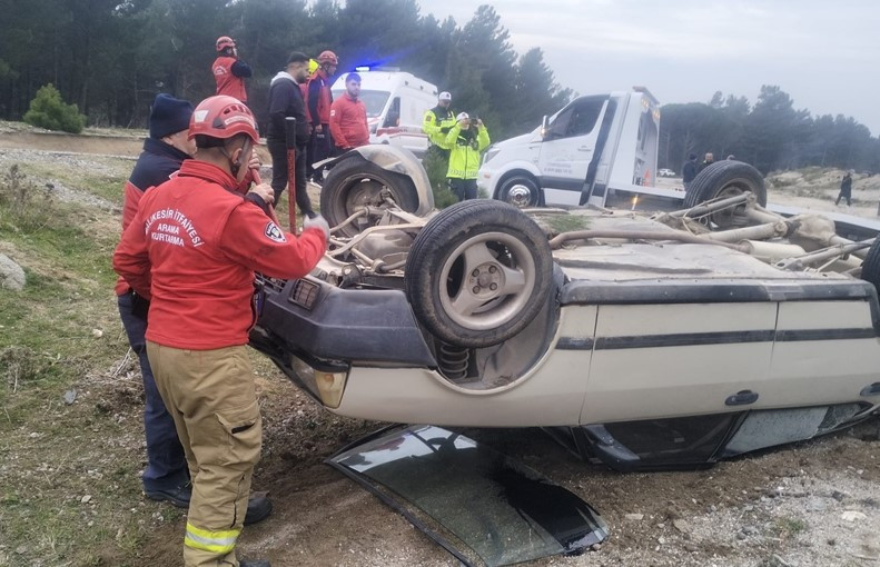 Balıkesir'de şarampole devrilen otomobildeki 4 kişi yaralandı