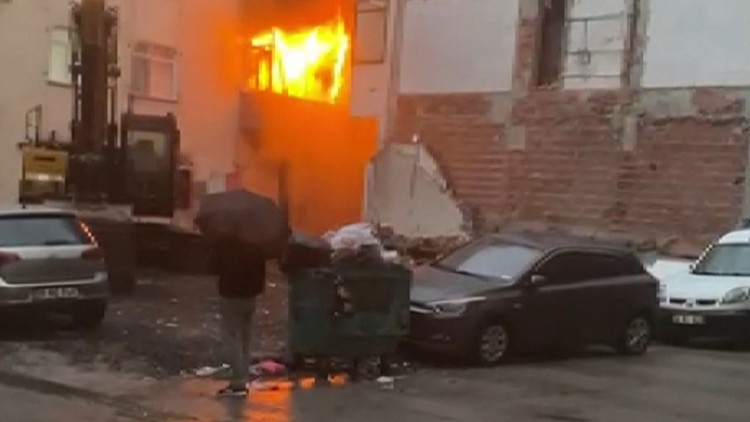 İstanbul'da boşaltılan 5 katlı binada yangın! 2 kişi gözaltına alındı | 'İçeride birkaç kişi telefon ışığıyla el sallıyordu'