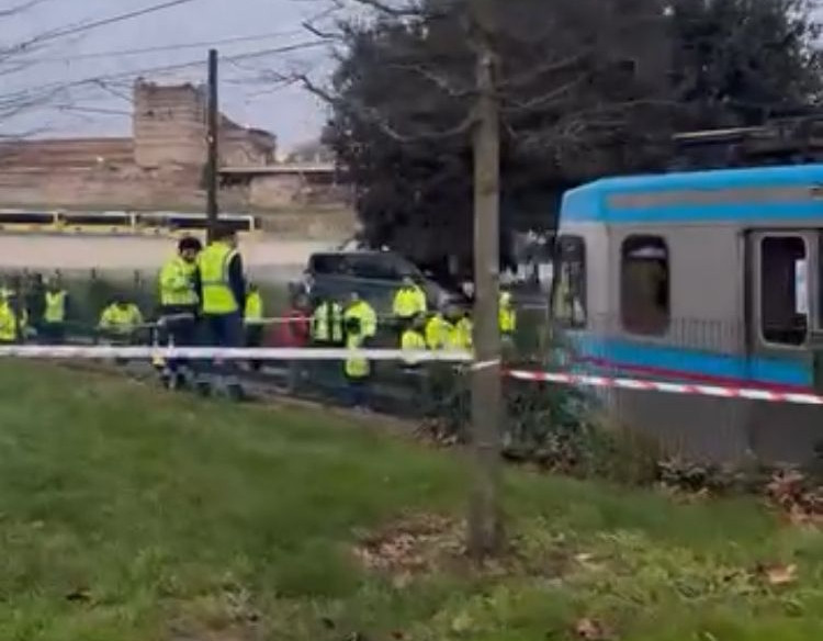 Topkapı'da tramvay raydan çıktı; yolcular tahliye edildi