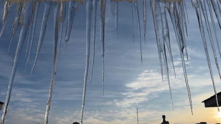 Hakkari'de dondurucu soğuklar: Çatılarda dev buz sarkıtları oluştu