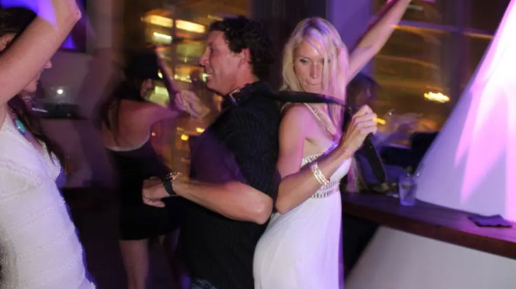 Onca para mutluluk satın almaya yetmedi... Kocasını öldürsün diye kiralık katil bile tutmuştu... Sosyete güzelinin hazin sonu