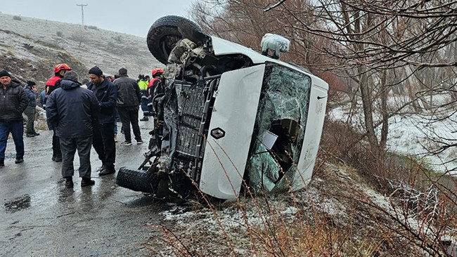 Sivas'ta öğrenci servisi devrildi: 15 kişi yaralandı