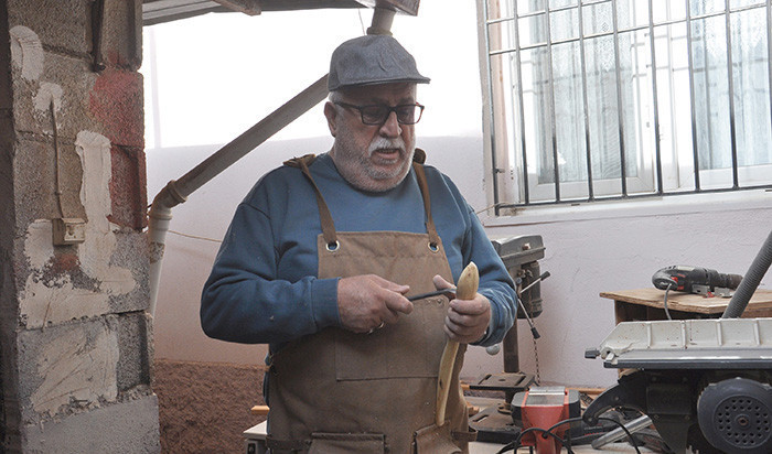 Emekli öğretmen sokak sokak gezerek topluyor Evinin bahçesinde üretiyor: Bu iş beni yeniden hayata bağladı