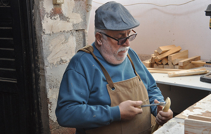 Emekli öğretmen sokak sokak gezerek topluyor Evinin bahçesinde üretiyor: Bu iş beni yeniden hayata bağladı