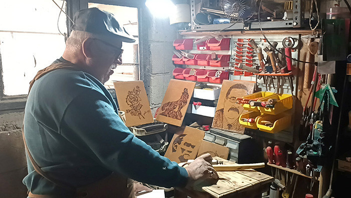 Emekli öğretmen sokak sokak gezerek topluyor Evinin bahçesinde üretiyor: Bu iş beni yeniden hayata bağladı