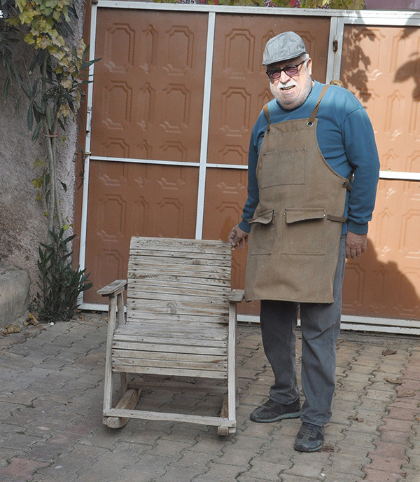 Emekli öğretmen sokak sokak gezerek topluyor Evinin bahçesinde üretiyor: Bu iş beni yeniden hayata bağladı