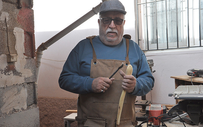 Emekli öğretmen sokak sokak gezerek topluyor Evinin bahçesinde üretiyor: Bu iş beni yeniden hayata bağladı