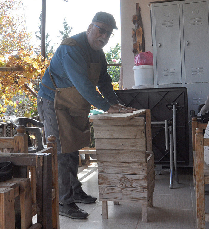 Emekli öğretmen sokak sokak gezerek topluyor Evinin bahçesinde üretiyor: Bu iş beni yeniden hayata bağladı
