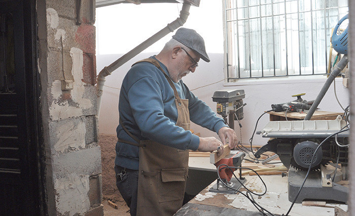 Emekli öğretmen sokak sokak gezerek topluyor Evinin bahçesinde üretiyor: Bu iş beni yeniden hayata bağladı