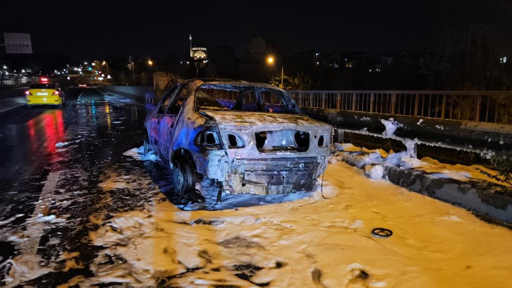 Eyüpsultan’da seyir halindeki otomobil alevlere teslim oldu