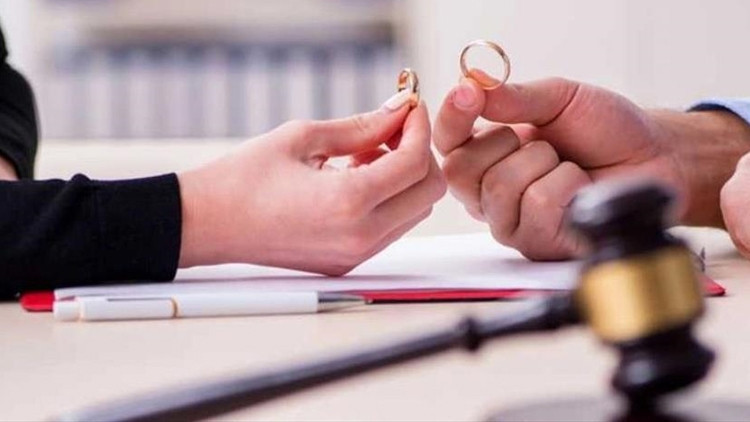 Davalı koca samimi fotoğrafları gösterdi, mahkeme boşanma davasını reddetti