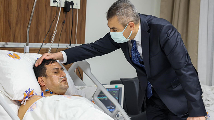 Milli Eğitim Bakanı Tekin, 12 yaşındaki öğrenci tarafından vurulan okul müdürü ile görüştü