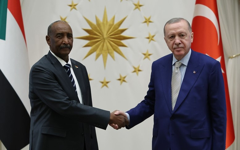 Cumhurbaşkanı Erdoğan, Sudan Egemenlik Konseyi Başkanı el-Burhan'ı resmi törenle karşıladı