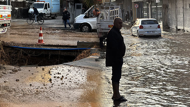 Su borusu patladı: Cadde ve sokaklar göle döndü