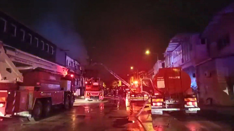 Bursa'da korkutan yangın: Bitişiğindeki iş yerine de sıçradı