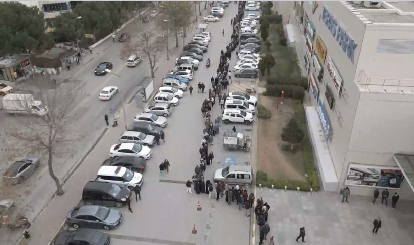 Gece yarısından itibaren kuyruğa girdiler Hediyeyi duyan koşup geldi... Kalabalık dronla görüntülendi