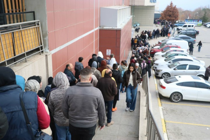 Gece yarısından itibaren kuyruğa girdiler Hediyeyi duyan koşup geldi... Kalabalık dronla görüntülendi