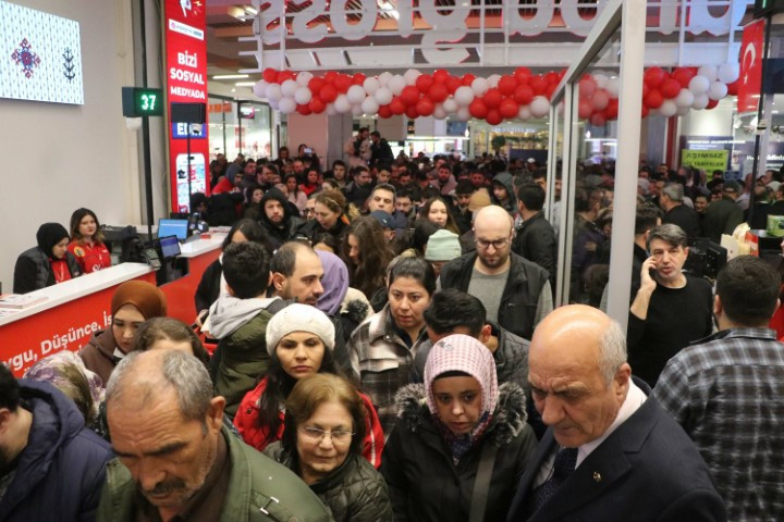 Gece yarısından itibaren kuyruğa girdiler Hediyeyi duyan koşup geldi... Kalabalık dronla görüntülendi