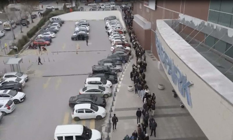 Gece yarısından itibaren kuyruğa girdiler Hediyeyi duyan koşup geldi... Kalabalık dronla görüntülendi