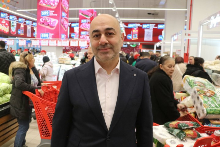 Gece yarısından itibaren kuyruğa girdiler Hediyeyi duyan koşup geldi... Kalabalık dronla görüntülendi