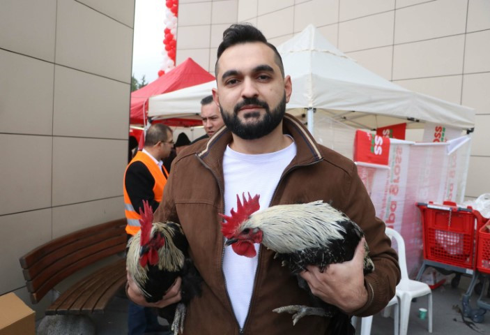 Gece yarısından itibaren kuyruğa girdiler Hediyeyi duyan koşup geldi... Kalabalık dronla görüntülendi