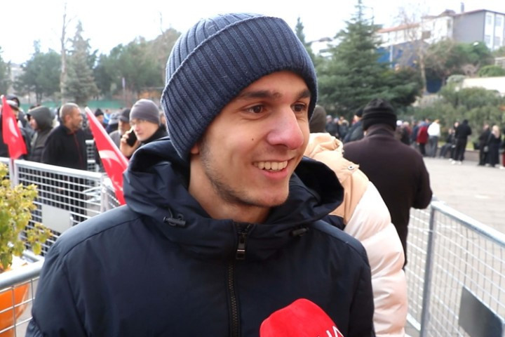 Gece yarısından itibaren kuyruğa girdiler Hediyeyi duyan koşup geldi... Kalabalık dronla görüntülendi