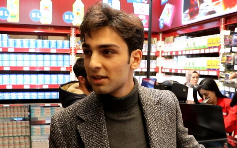 Gece yarısından itibaren kuyruğa girdiler Hediyeyi duyan koşup geldi... Kalabalık dronla görüntülendi