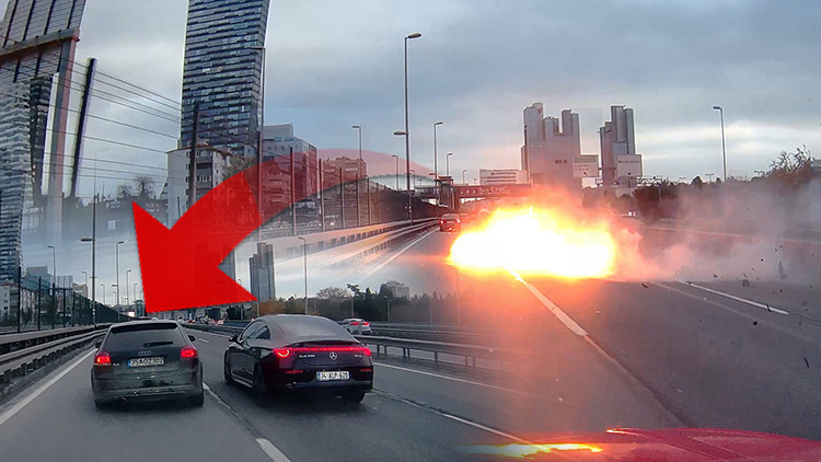 Şişli'de makas otomobil alev topuna döndü, motoru yola fırladı! Dehşet dolu anlar kamerada